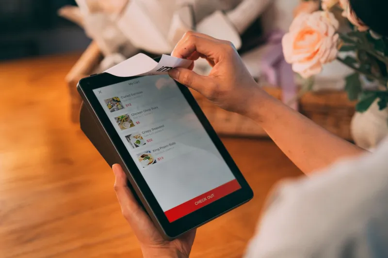 Del mostrador a la pantalla: guía paso a paso para que el pequeño comercio latinoamericano dé el salto digital